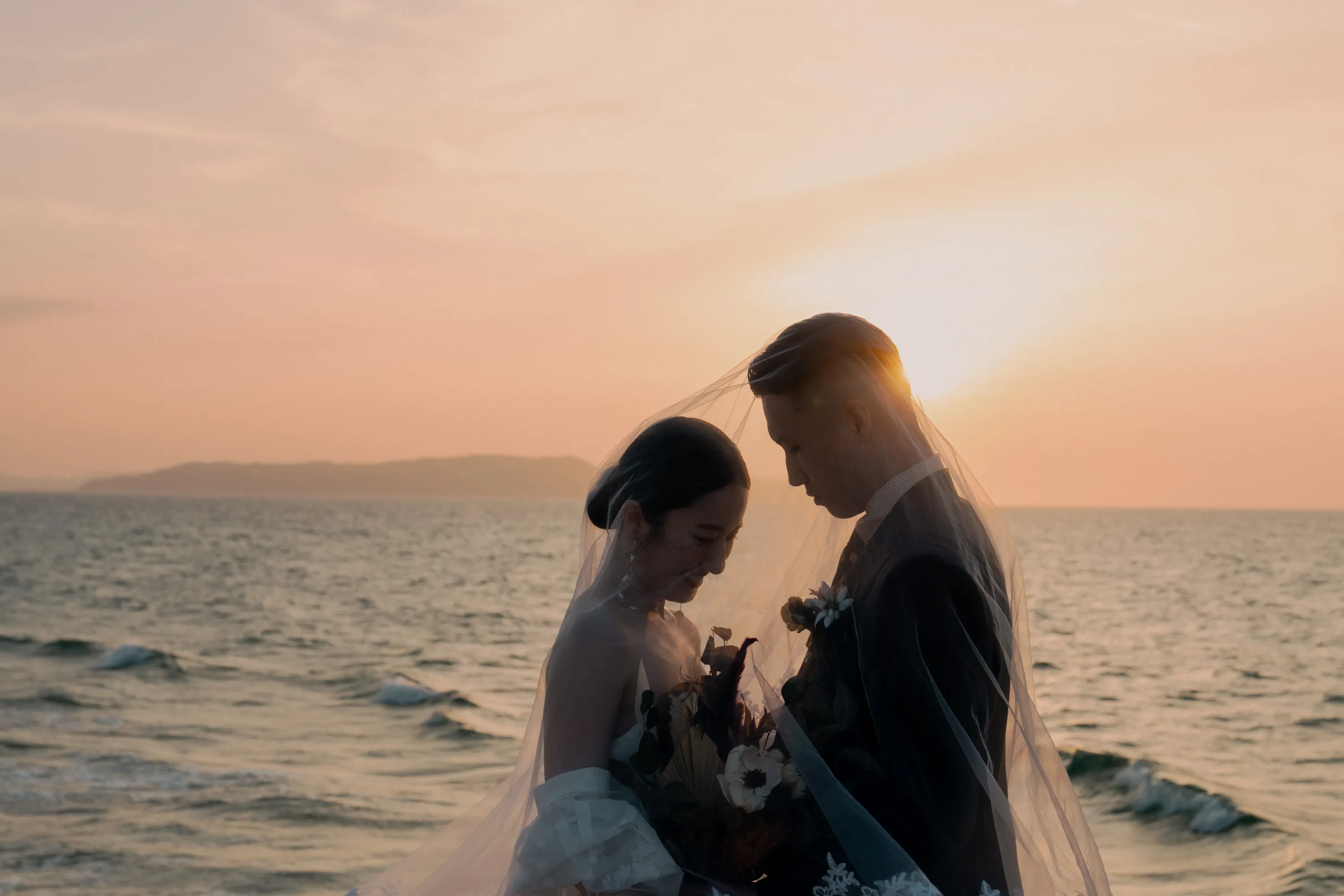 男女が向かい合う写真