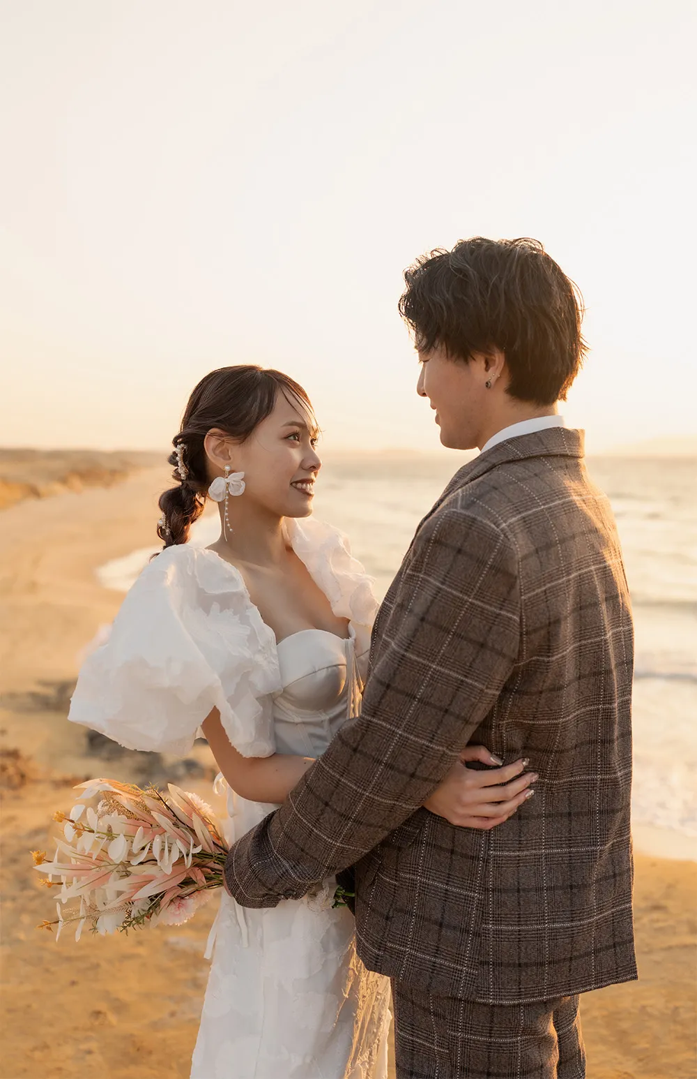 男女が馬に乗る写真
