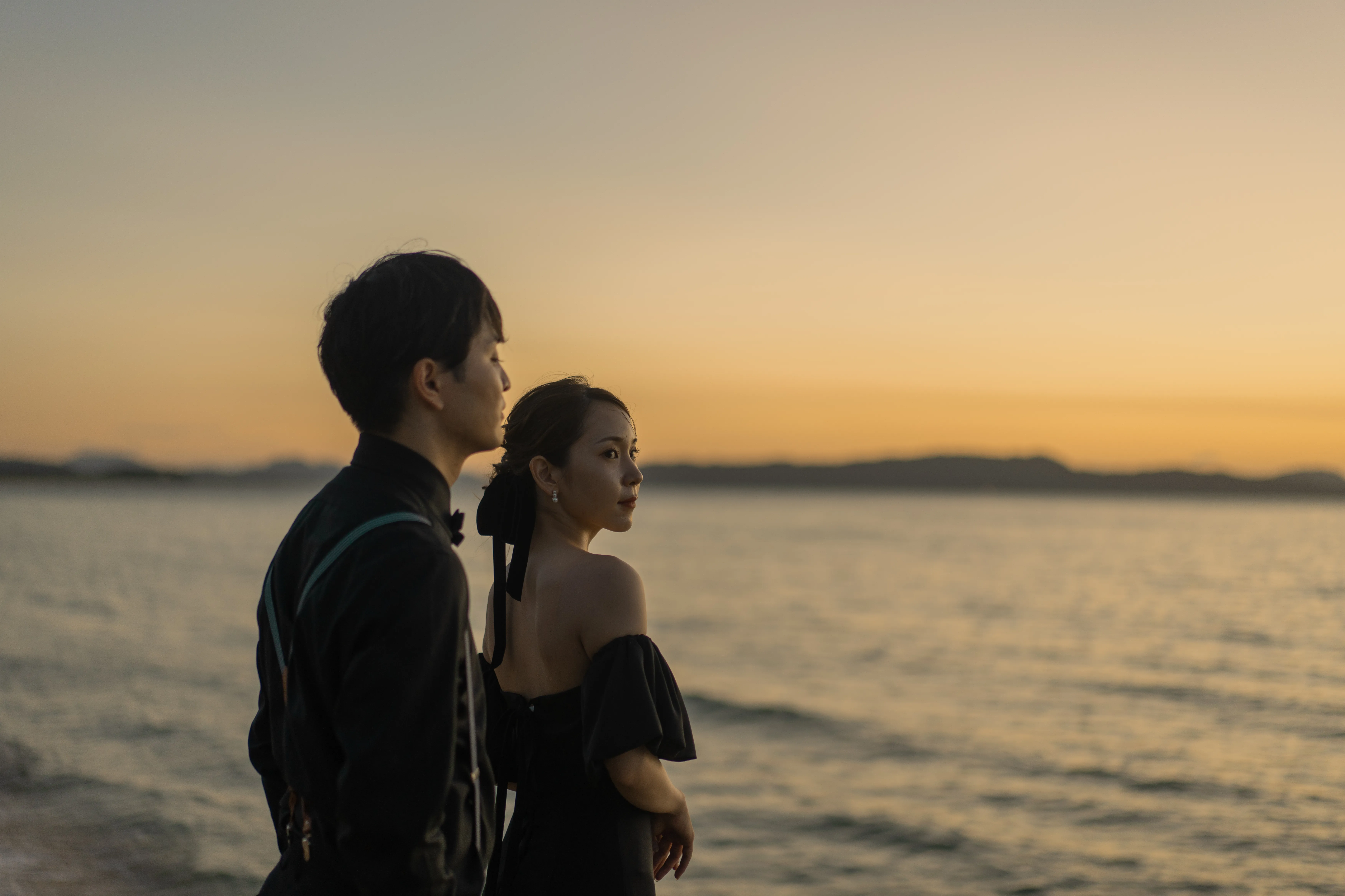 夕日を見ている写真
