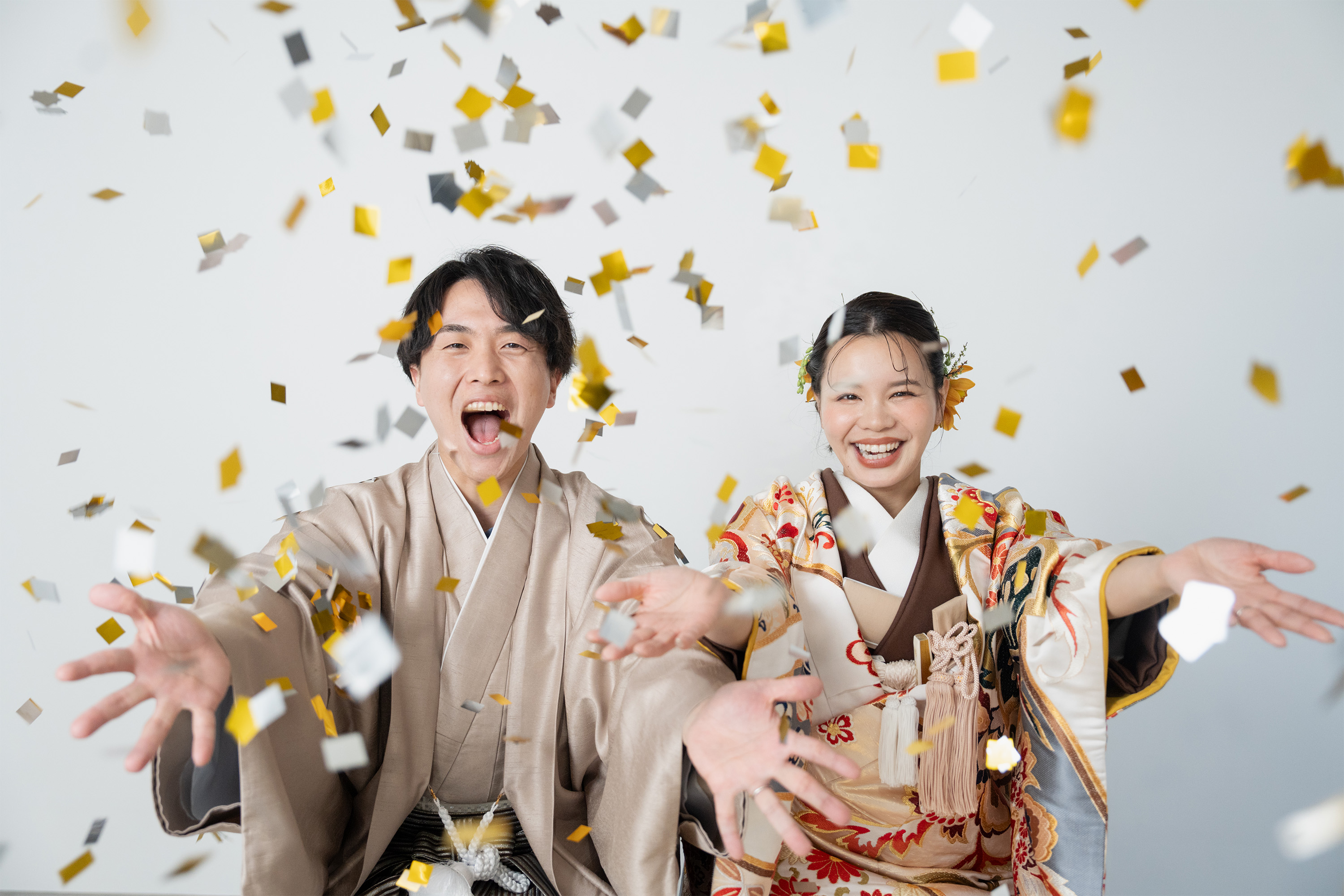 結婚する男女の写真