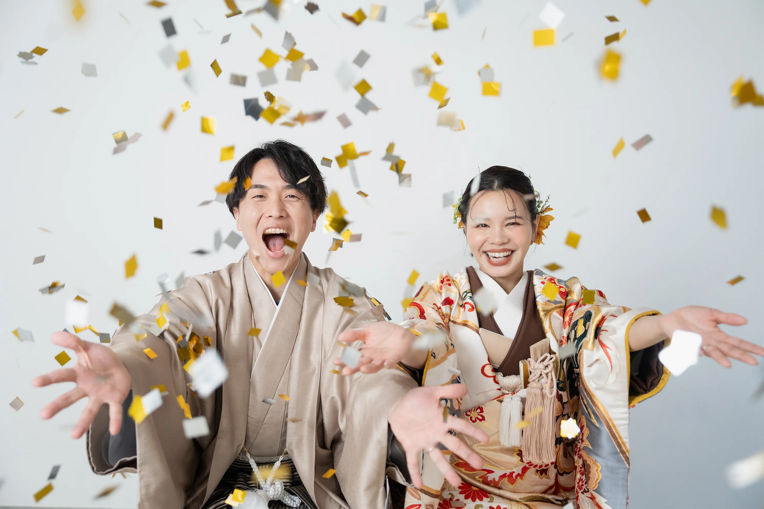 結婚する男女の写真
