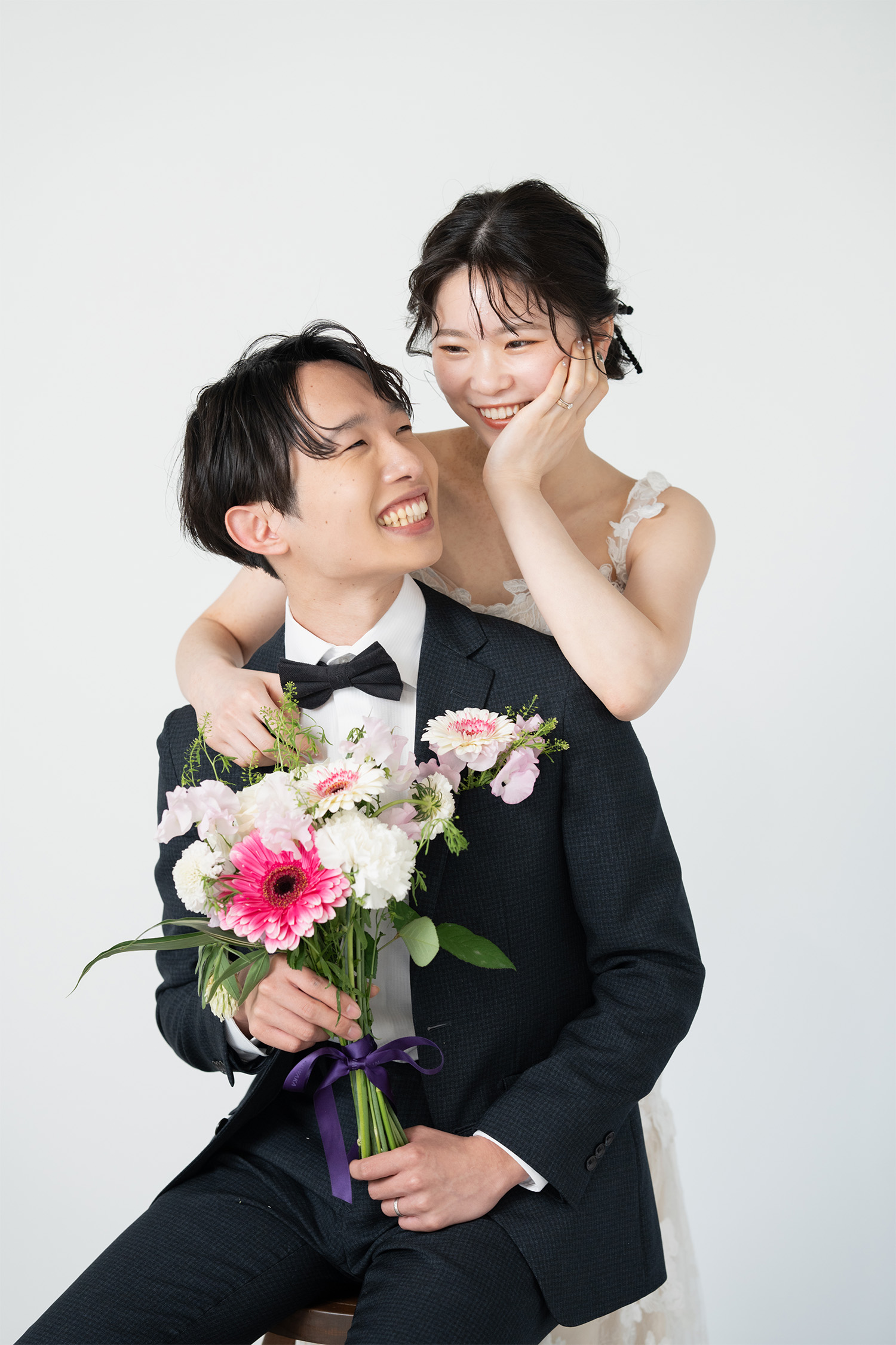 結婚する男女の写真